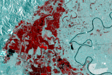 Composición RGB de imágenes SAR Sentinel-1 de inundaciones (rojo) en Honduras en 2020. Imagen: contiene datos modificados de Copernicus Sentinel (2020), procesados por UN-SPIDER.