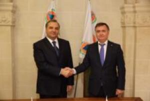 Russian Minister of Emergency Situations Vladimir Puchkov and Secretary-General of ICDO Vladimir Kuvshinov