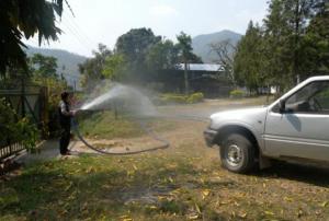 A firefighter demonstrates water hose in Makwanpur district (Image: ICIMOD)