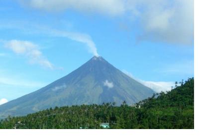 Active volcano Mount Mayon as seen from the Legaspi Airport in September 2013. Image: NOAA/CC BY.