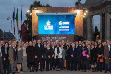 These days, the Champs-Elysées in Paris hosts a Climate Cube (Image: ESA).