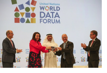 Abdulla Nasser Lootah, Director General, FCSA, UAE, presents a silver falcon to Maya Tissafi, Ambassador of Switzerland to the UAE, as the host of the next World Data Forum. Image: IISD/ENB | Kiara Worth