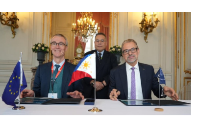 ESA and the European Commission sign the CopPhil initiative; Koen Doens, Director General for International Partnerships at the European Commission (left) and Josef Aschbacher, Director General of ESA (right) with Pablito Mendoza, Deputy Chief of Mission and Consul General of the Embassy of the Republic of the Philippines in the Kingdom of Belgium (back); © ESA (Philippe Sebirot).